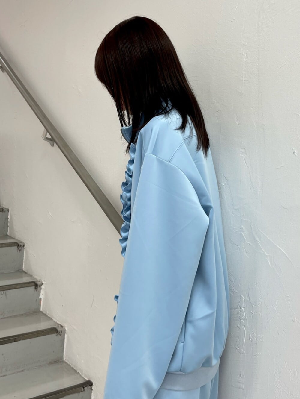 ブルー系のジャージ、ブルー系のその他パンツ、ブラック系のローファーを着用したレディースの冬コーディネートの6枚目の写真