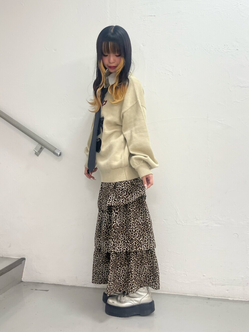 ブラウン系のスカート、ホワイト系のニット/セーター、ホワイト系のシャツ/ブラウスを着用したレディースの秋コーディネートの2枚目の写真