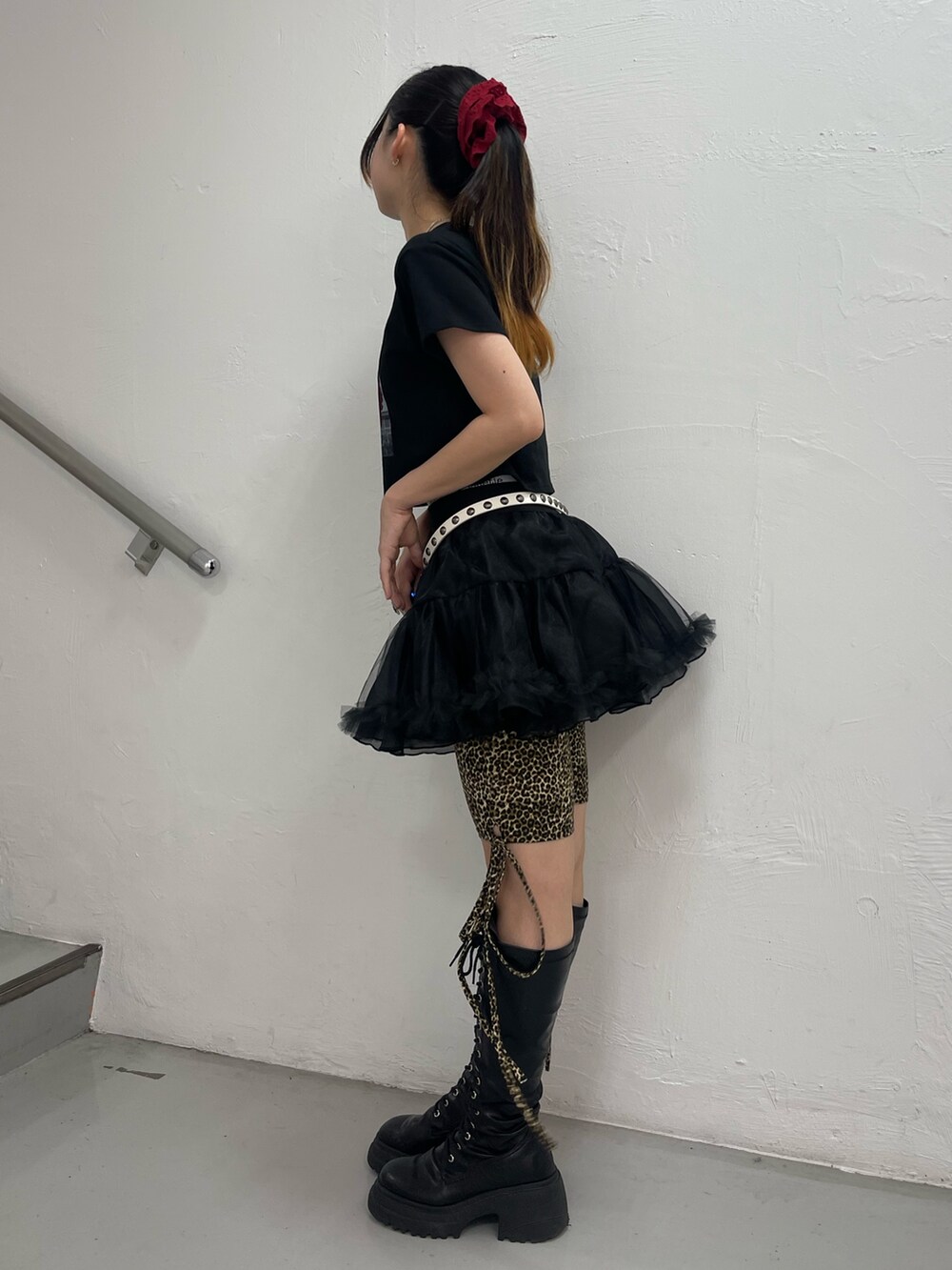 ブラック系のスカート、ブラウン系のその他パンツ、ブラック系のブーツを着用したレディースの夏コーディネートの2枚目の写真