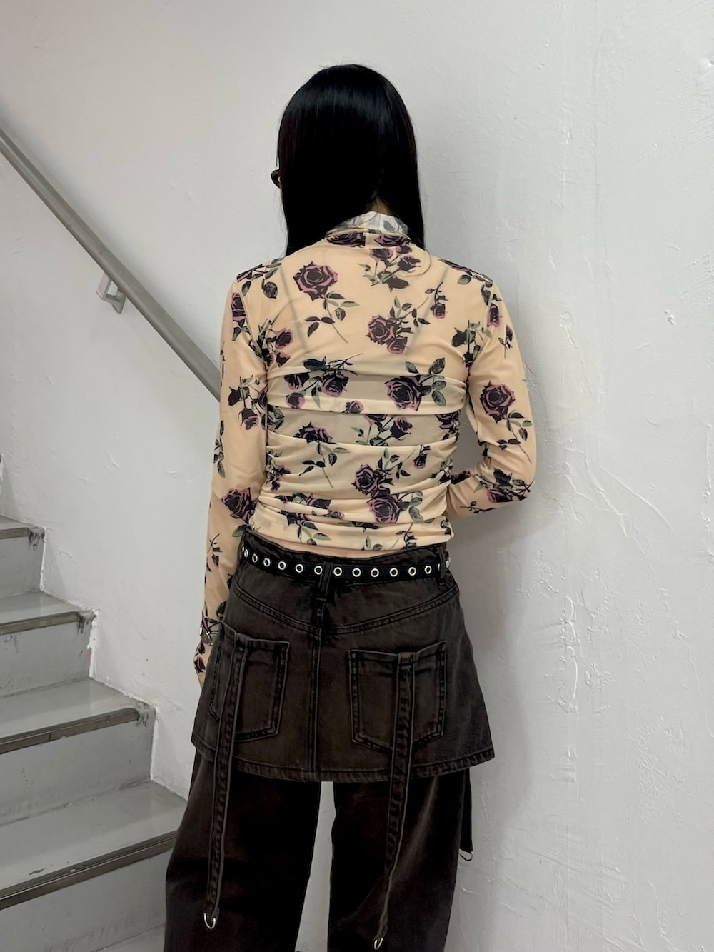 ベージュ系のTシャツ/カットソー、シルバー系のネックレス、ブラウン系のメガネを着用したレディースの夏コーディネートの6枚目の写真