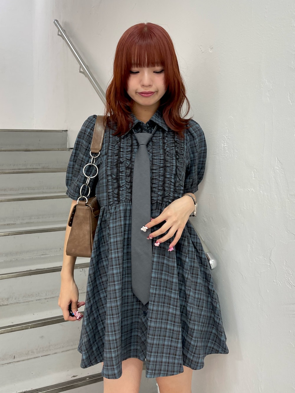 ブルー系のワンピース、ブラック系のブーツ、グレー系のネクタイを着用したレディースの夏コーディネートの5枚目の写真