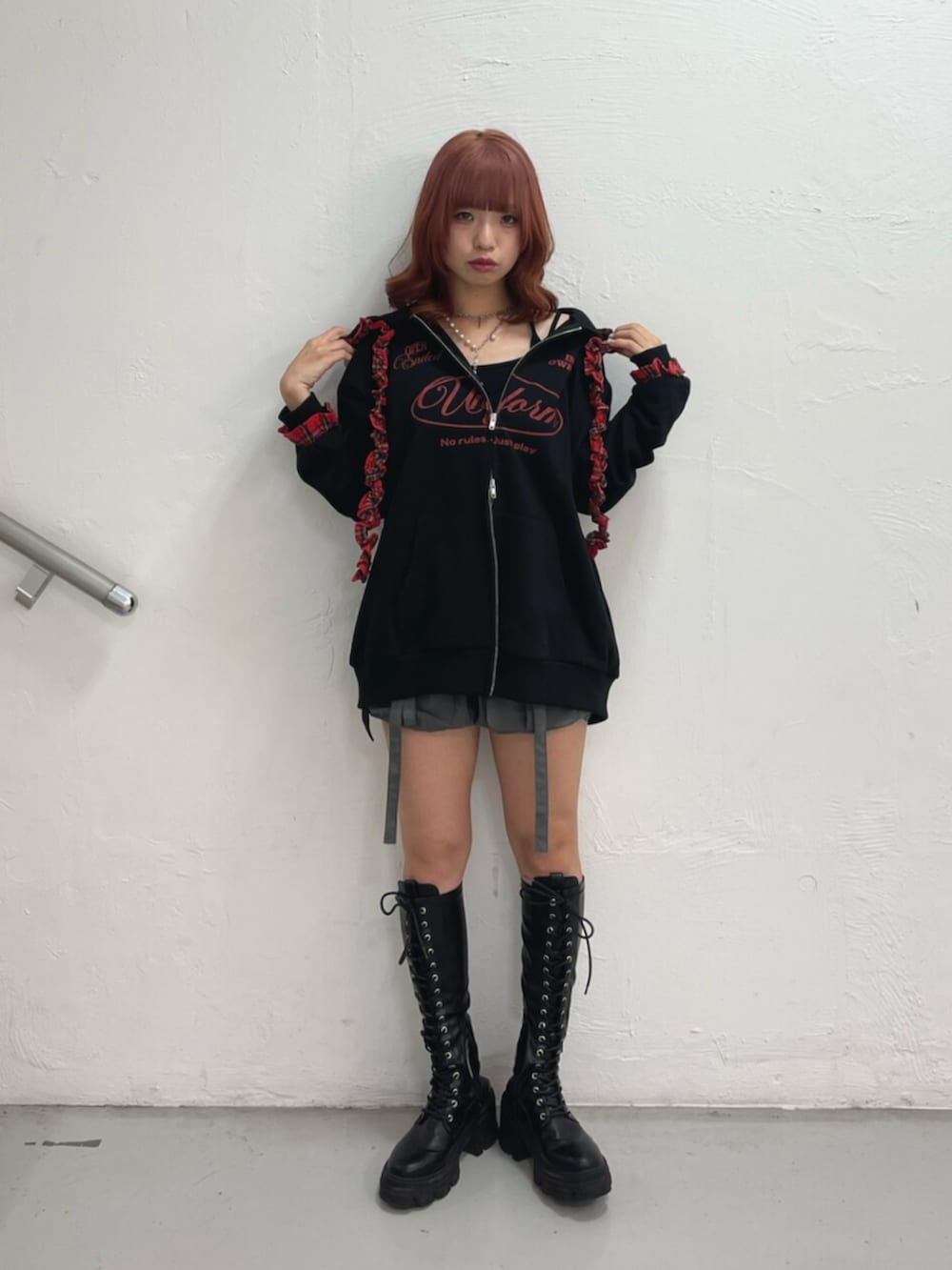 ブラック系のブーツ、ブラック系のその他トップス、グレー系のその他パンツを着用したレディースの秋コーディネートの2枚目の写真