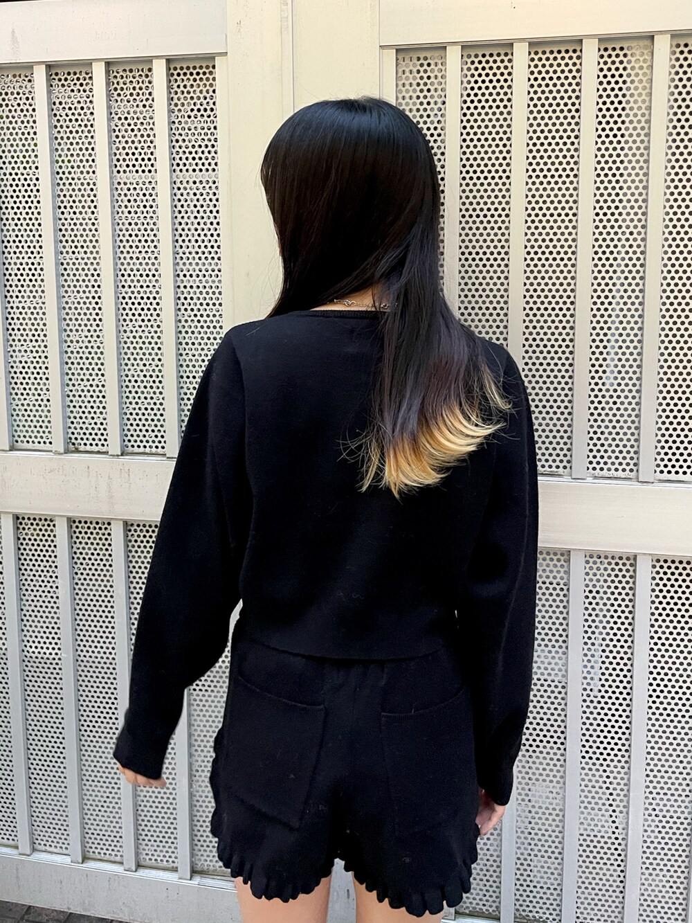 ブラック系のニット/セーター、ブラック系のその他パンツ、シルバー系のチョーカーを着用したレディースの秋コーディネートの6枚目の写真