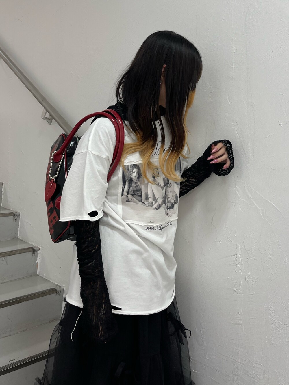 ホワイト系のTシャツ/カットソー、ブラック系のTシャツ/カットソー、ブラック系のスカートを着用したレディースの夏コーディネートの5枚目の写真