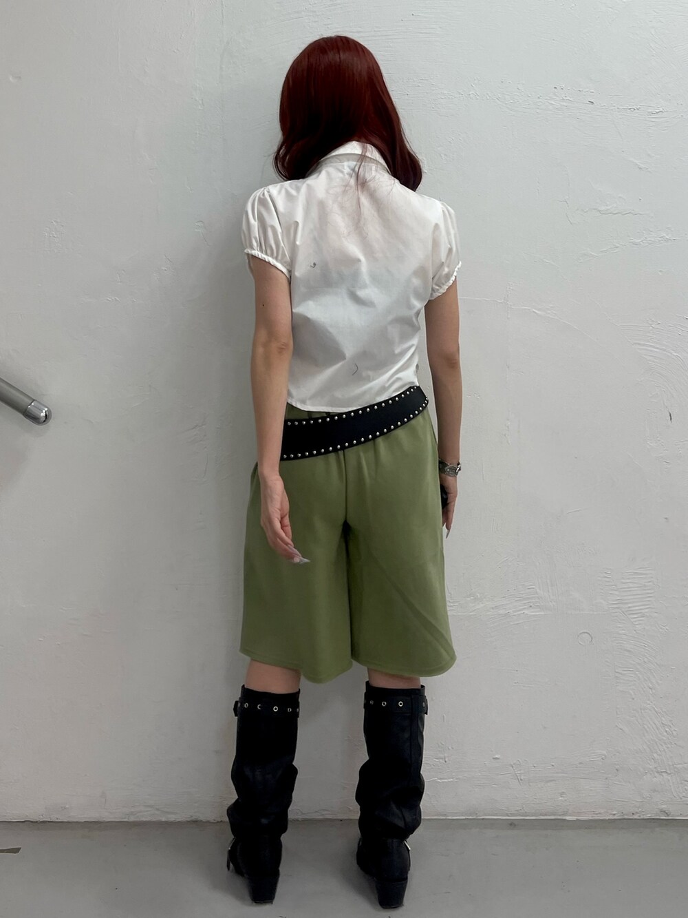 ホワイト系のシャツ/ブラウス、グリーン系のその他パンツ、ブラック系のブーツを着用したレディースの春コーディネートの4枚目の写真