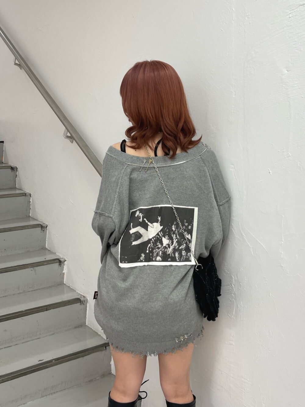 ブラウン系のその他パンツ、ブラック系のブーツ、グレー系のカーディガン/ボレロを着用したレディースの秋コーディネートの7枚目の写真