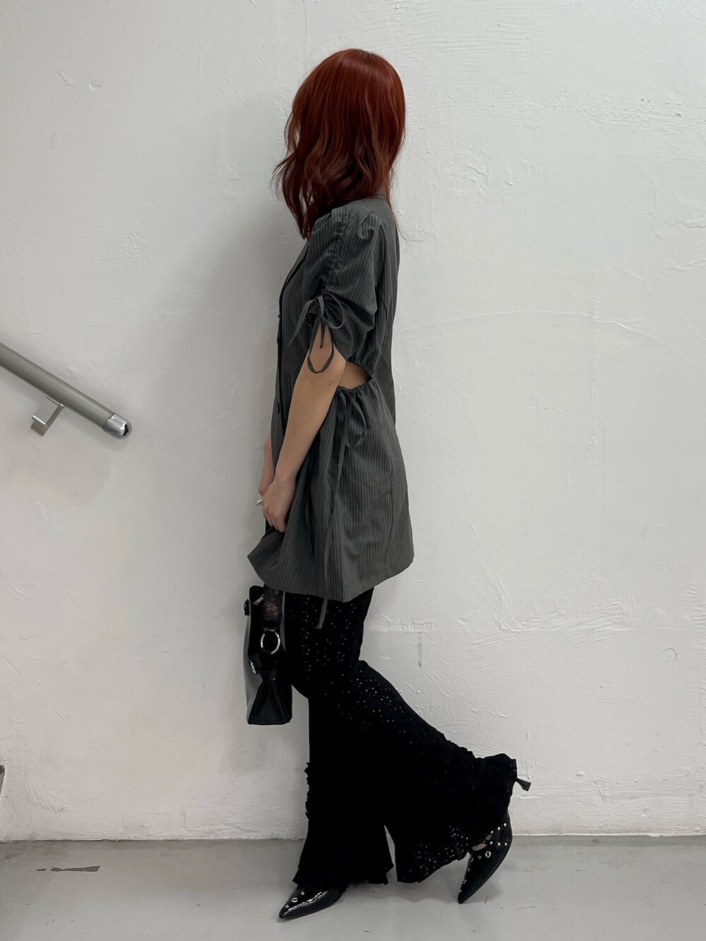 グレー系のワンピース、ブラック系のその他パンツ、ブラック系のハンドバッグを着用したレディースの春コーディネートの3枚目の写真