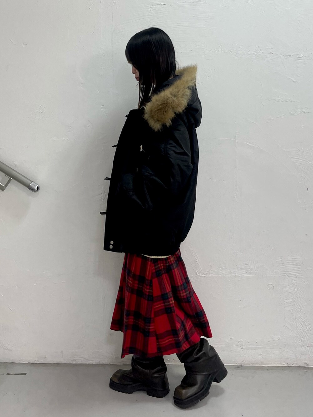 その他のブルゾン、レッド系のスカート、ホワイト系のニット/セーターを着用したレディースの秋コーディネートの3枚目の写真