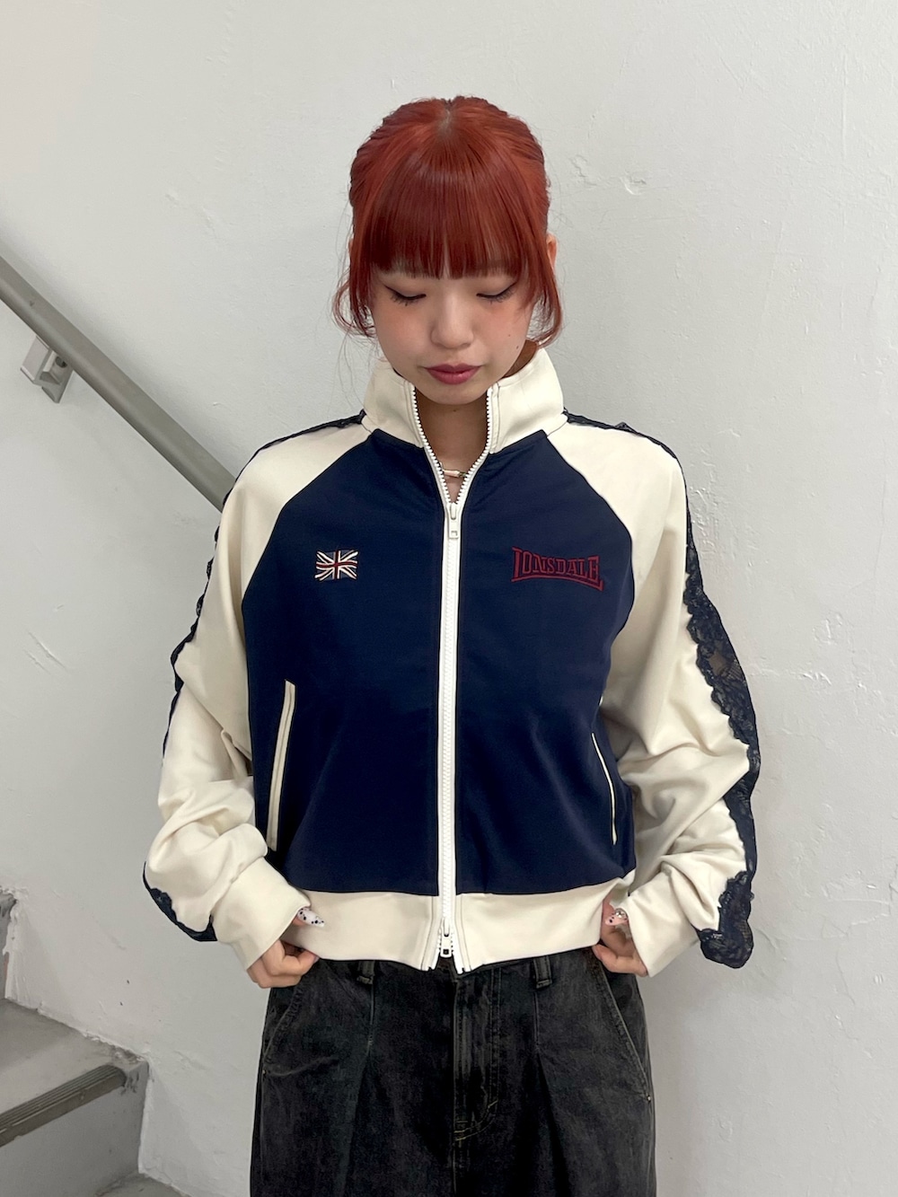 ブラック系のデニムパンツ、ブラック系のパンプス、ブルー系のジャージを着用したレディースの春コーディネートの5枚目の写真