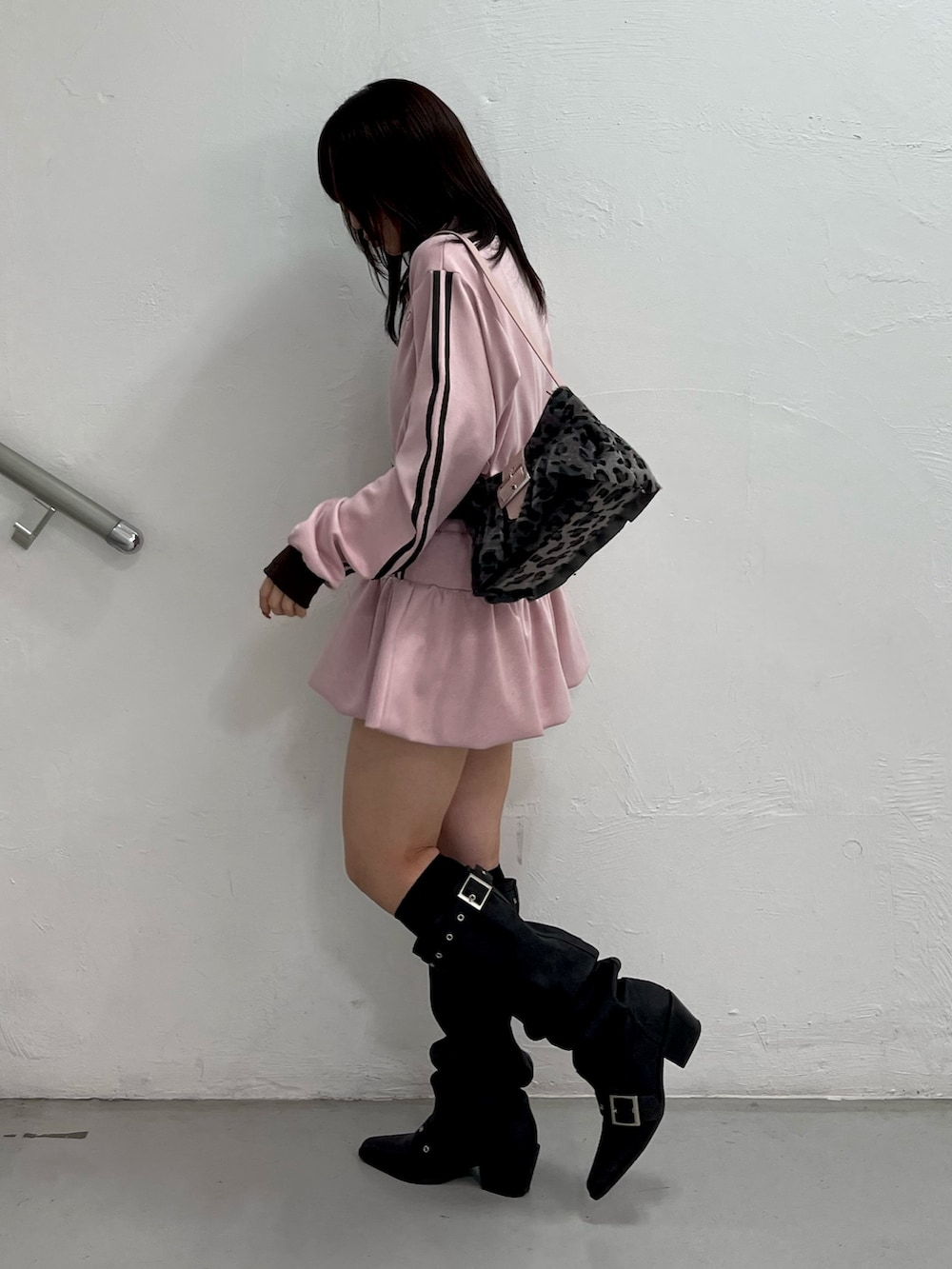 ブラック系のブーツ、ピンク系のスカート、ピンク系のジャージを着用したレディースの冬コーディネートの3枚目の写真