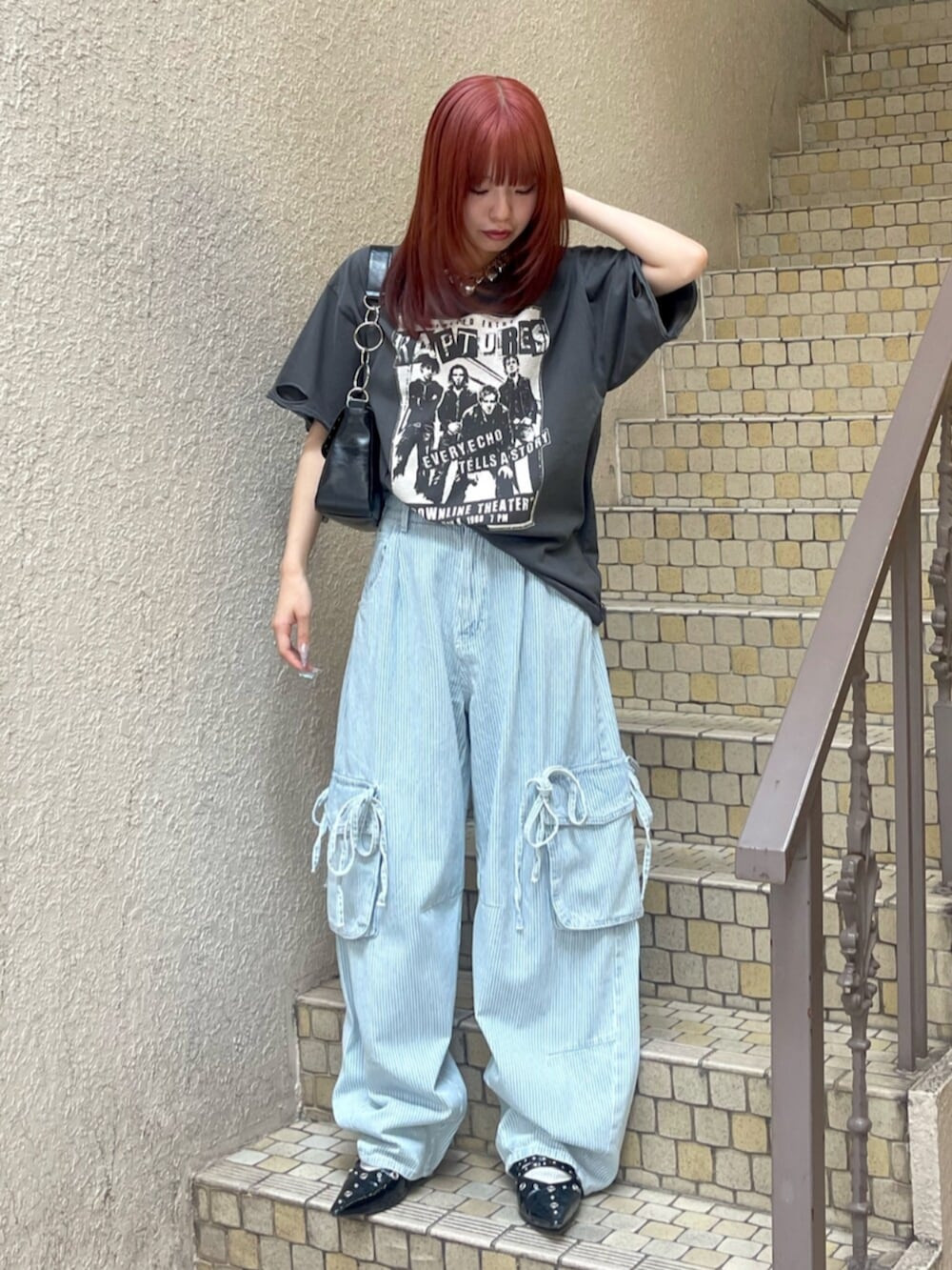 ブラック系のパンプス、ブラック系のハンドバッグ、ブラック系のTシャツ/カットソーを着用したレディースの春コーディネートの4枚目の写真
