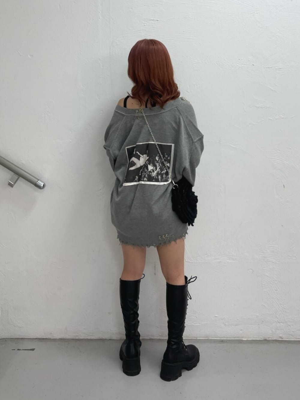 ブラウン系のその他パンツ、ブラック系のブーツ、グレー系のカーディガン/ボレロを着用したレディースの秋コーディネートの4枚目の写真