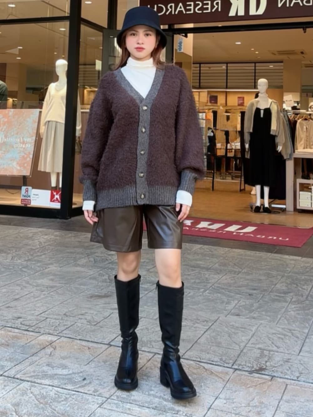 ブラウン系のその他パンツ、ブラウン系のカーディガン/ボレロ、ホワイト系のTシャツ/カットソーを着用したレディースの秋コーディネートの3枚目の写真