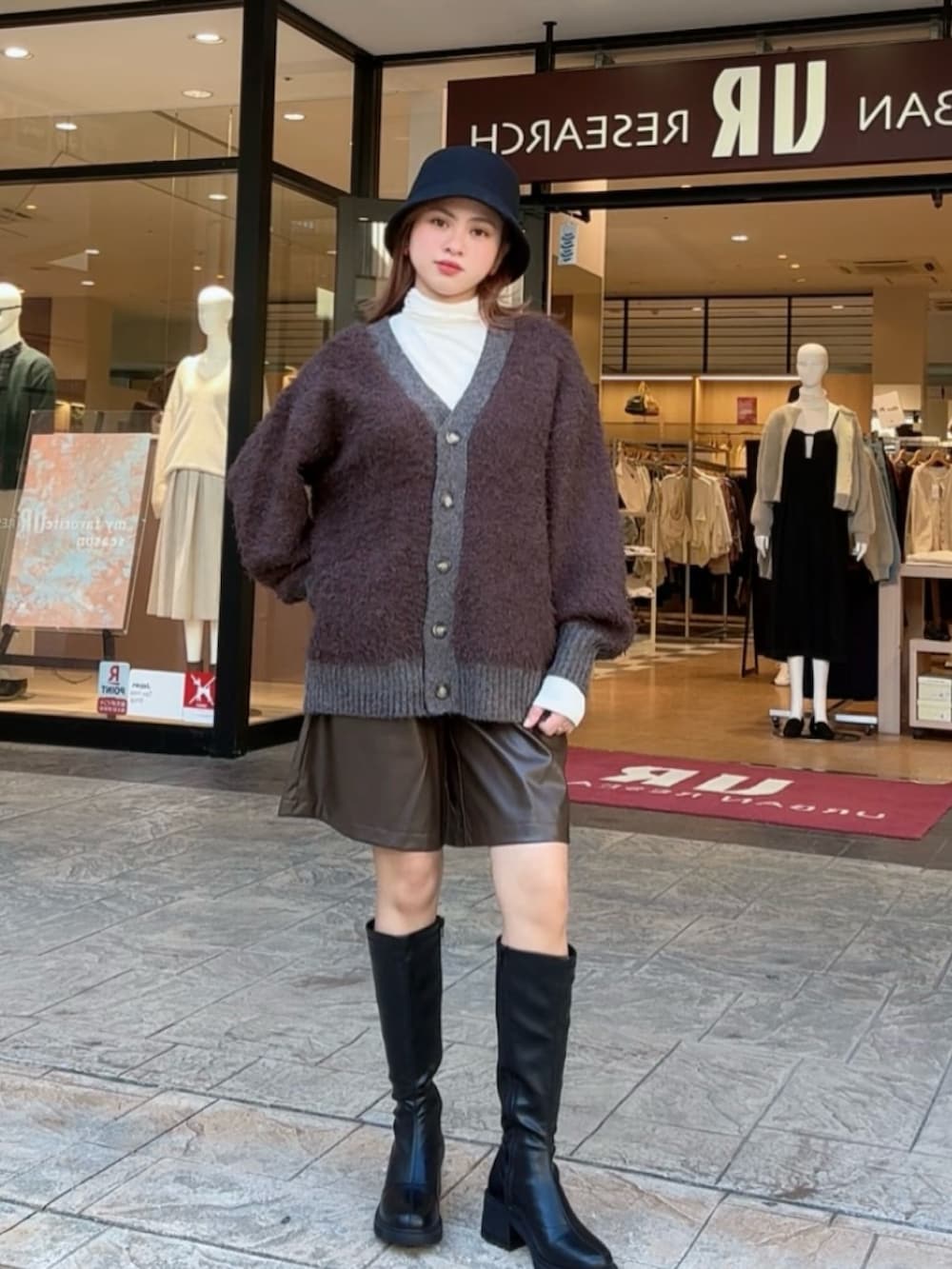 ブラウン系のその他パンツ、ブラウン系のカーディガン/ボレロ、ホワイト系のTシャツ/カットソーを着用したレディースの秋コーディネートの2枚目の写真