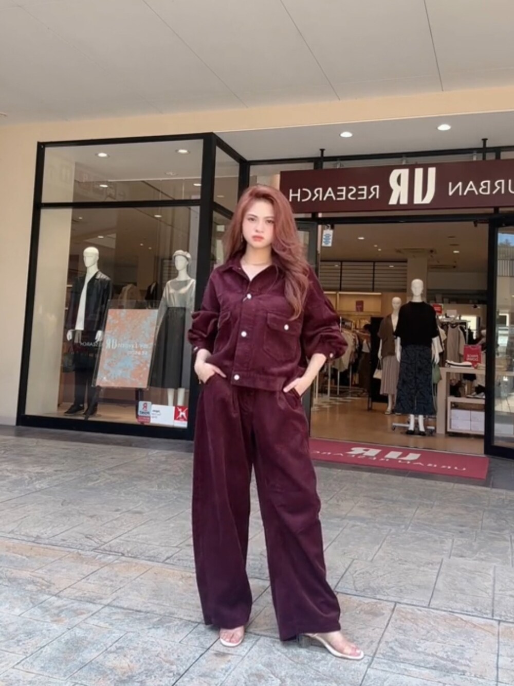 レッド系のその他アウター、レッド系のその他パンツ、ホワイト系のサンダルを着用したレディースの秋コーディネートの2枚目の写真