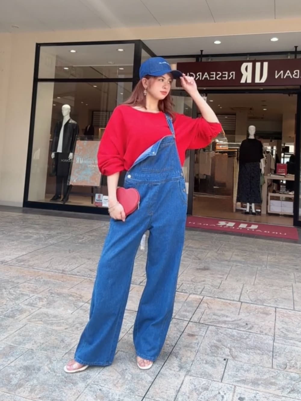 「ハロウィン、ハロウィンコーデ、秋コーデ、秋のコーデ、オトナカジュアル、オトナ女子、オトナカワイイ、おでかけコーデ、halloween、トートバッグ、初秋コーデ、カジュアルスタイル、カラーコーデ、デニム、オーバーオール」|「ITEMS URBANRESEARCHのバナナスリーブニット(ニット/セーター、レッド系)」を使った、Princessさん(レディース・156cm)の秋コーディネートの2枚目の写真