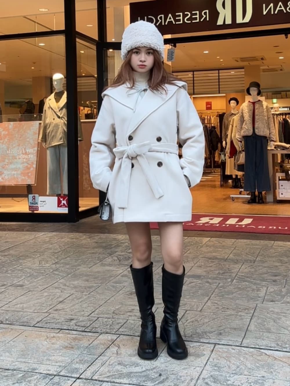 ホワイト系のニット/セーター、ブラック系のブーツ、その他のショルダーバッグを着用したレディースの秋コーディネートの2枚目の写真