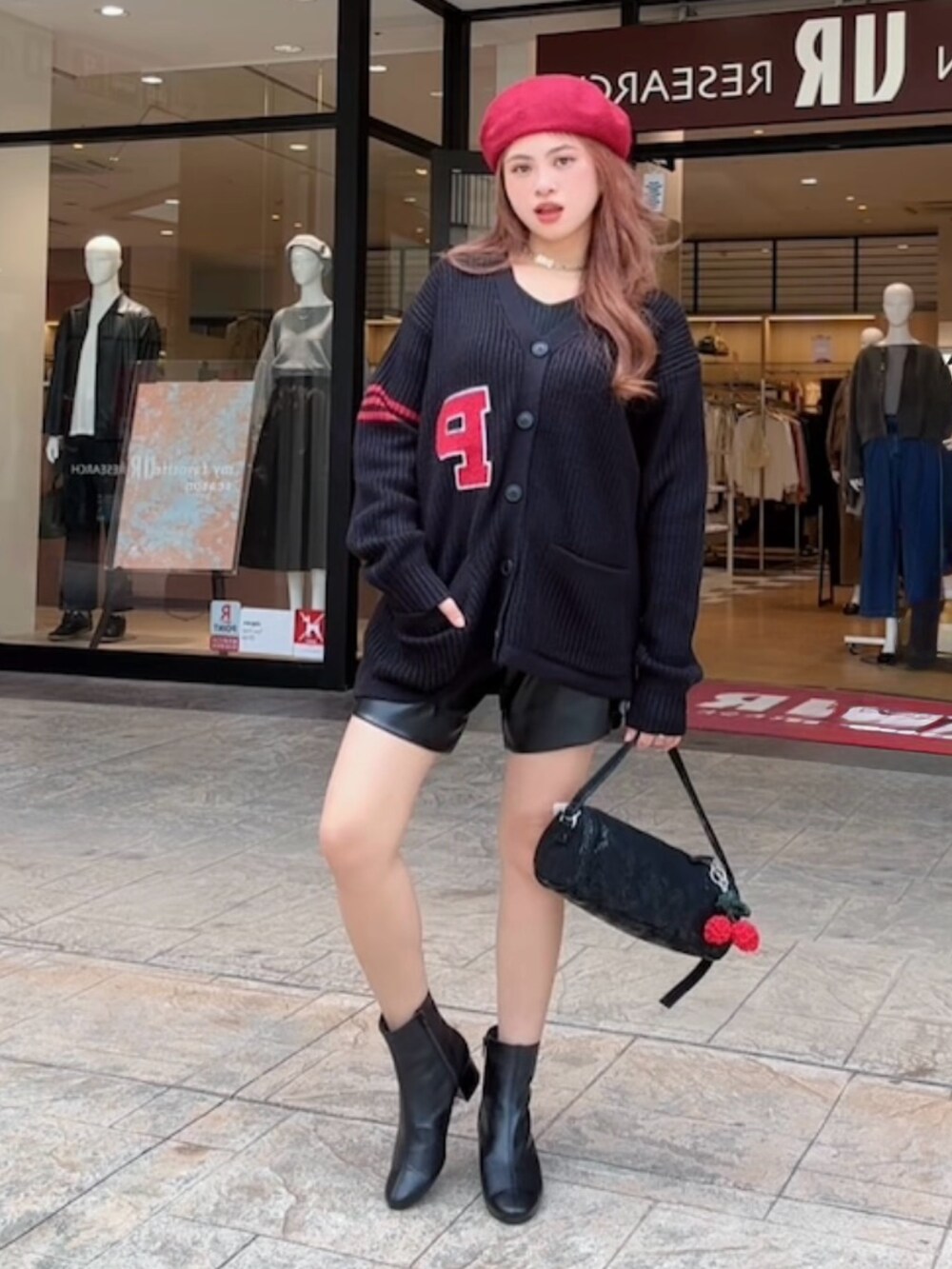 ブラック系のカーディガン/ボレロ、ブラック系のその他パンツ、ブラック系のブーツを着用したレディースの秋コーディネートの3枚目の写真