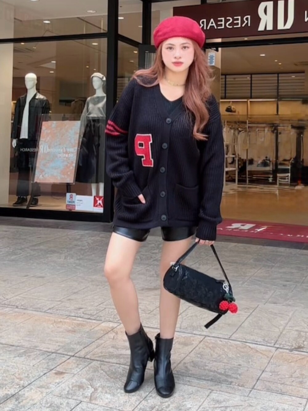 ブラック系のカーディガン/ボレロ、ブラック系のその他パンツ、ブラック系のブーツを着用したレディースの秋コーディネートの2枚目の写真