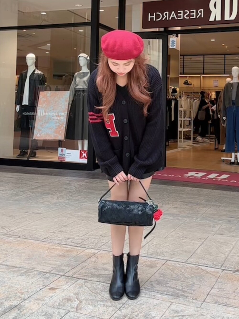 ブラック系のカーディガン/ボレロ、ブラック系のその他パンツ、ブラック系のブーツを着用したレディースの秋コーディネートの5枚目の写真