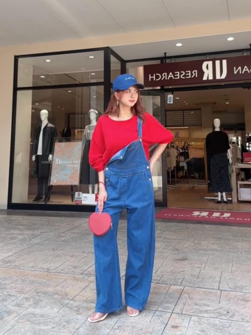 「ハロウィン、ハロウィンコーデ、秋コーデ、秋のコーデ、オトナカジュアル、オトナ女子、オトナカワイイ、おでかけコーデ、halloween、トートバッグ、初秋コーデ、カジュアルスタイル、カラーコーデ、デニム、オーバーオール」|「ITEMS URBANRESEARCHのバナナスリーブニット(ニット/セーター、レッド系)」を使った、Princessさん(レディース・156cm)の秋コーディネートの4枚目の写真