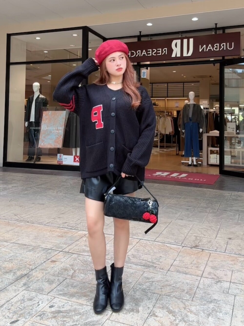 ブラック系のカーディガン/ボレロ、ブラック系のその他パンツ、ブラック系のブーツを着用したレディースの秋コーディネートの4枚目の写真