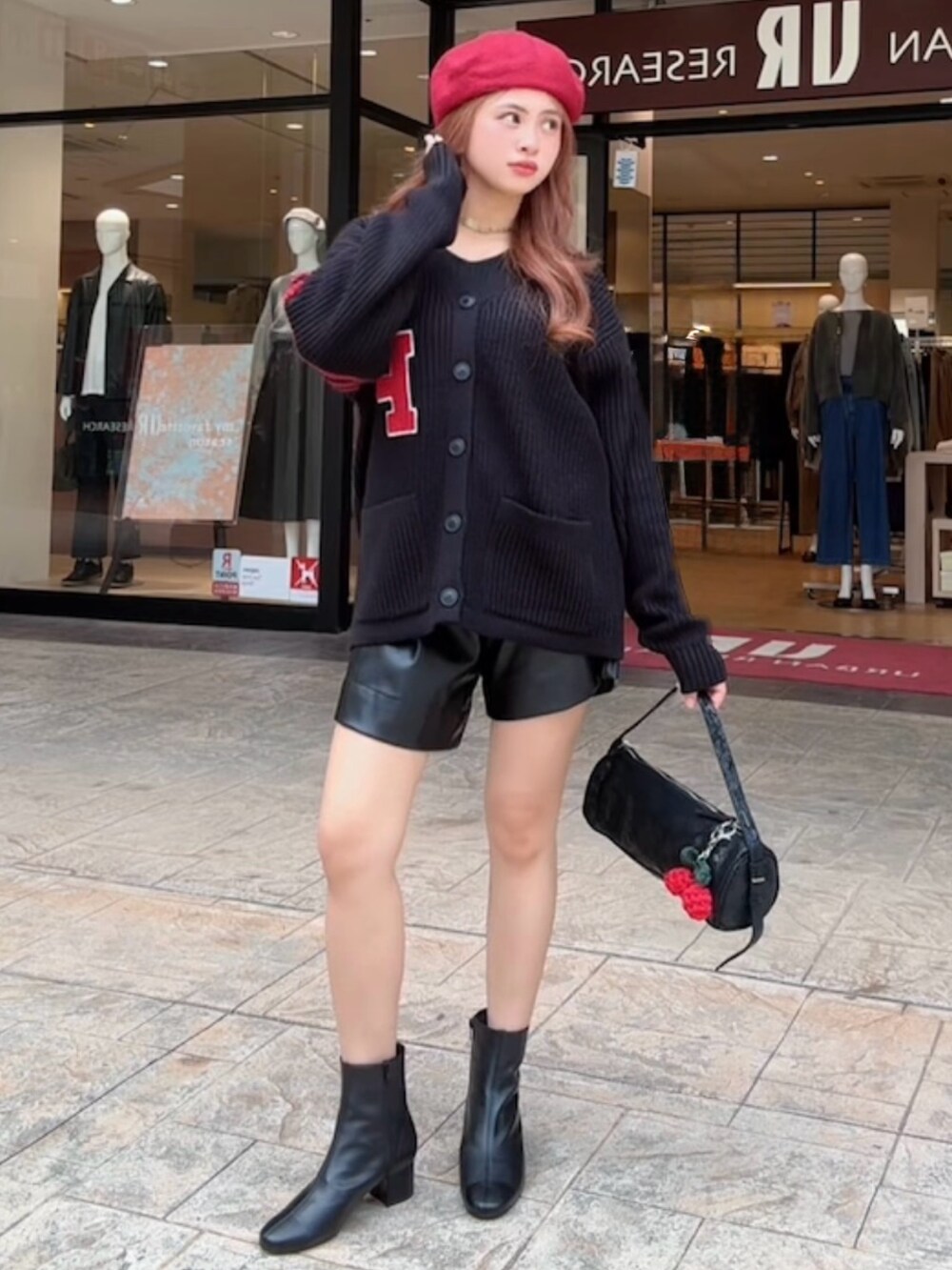 ブラック系のカーディガン/ボレロ、ブラック系のその他パンツ、ブラック系のブーツを着用したレディースの秋コーディネートの7枚目の写真