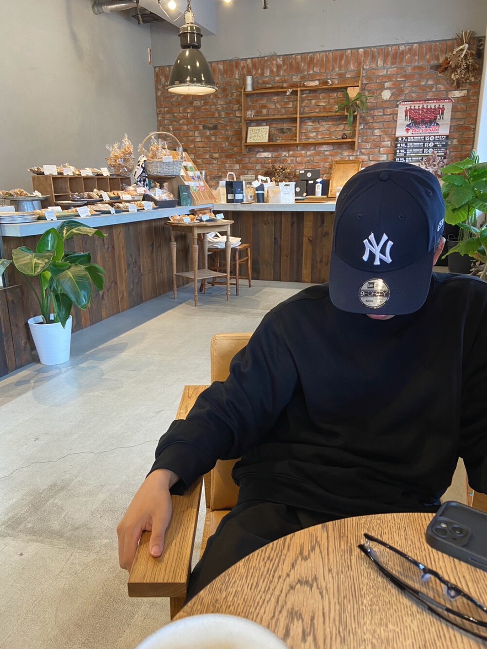 「GramicciのGRAMICCI | 〈別注〉2タックワイドテーパードパンツ MEN（その他パンツ、ブラック系）」を使った、ヤキトリさん（メンズ・173cm）の秋コーディネートの2枚目の写真