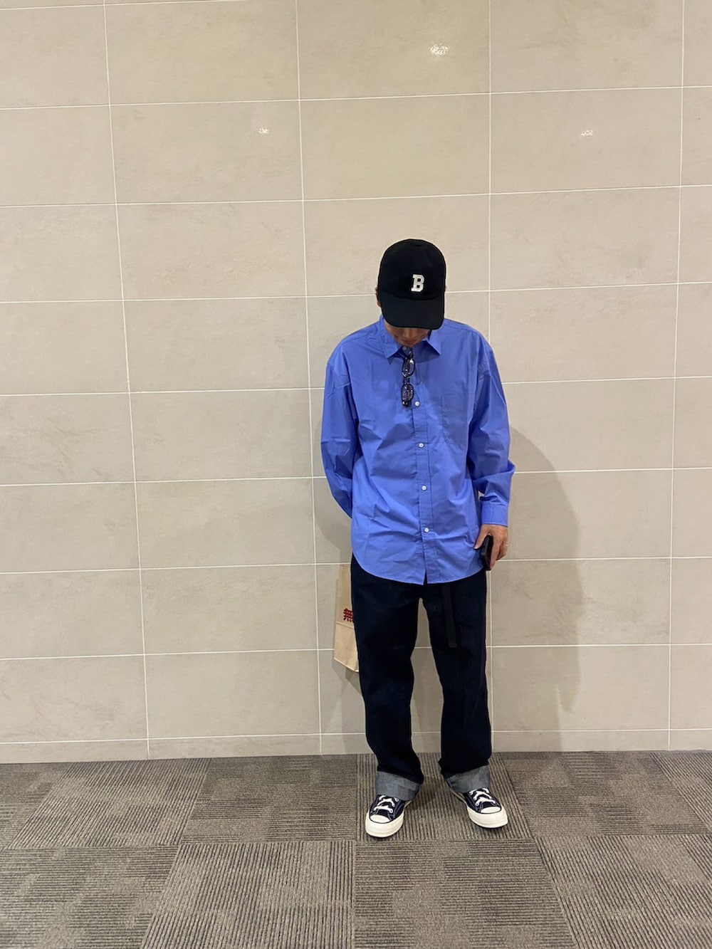 「ブルーシャツ、チャックテイラー、キャップコーデ」｜「FREAK'S STOREのFREAK’S STORE/フリークスストア ロングスリーブ レギュラーカラー シャツ/イージーウェア/リラックスフィット（シャツ/ブラウス、ブルー系）」を使った、ヤキトリさん（メンズ・173cm）の秋コーディネートの2枚目の写真