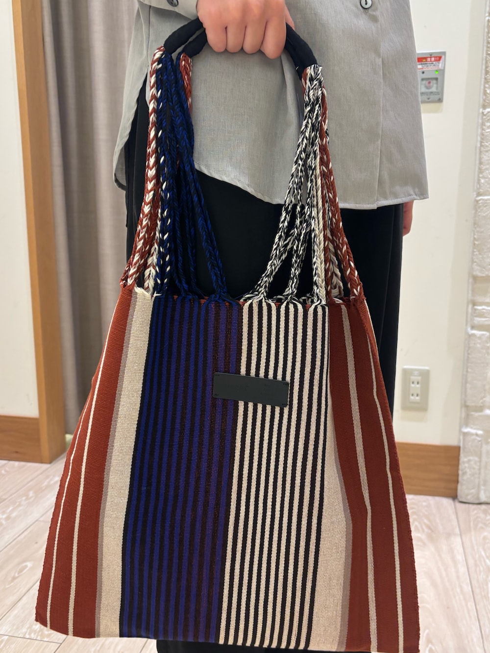 グレー系のシャツ/ブラウス、ブラック系のその他パンツ、ブルー系のトートバッグを着用したレディースの夏コーディネートの3枚目の写真