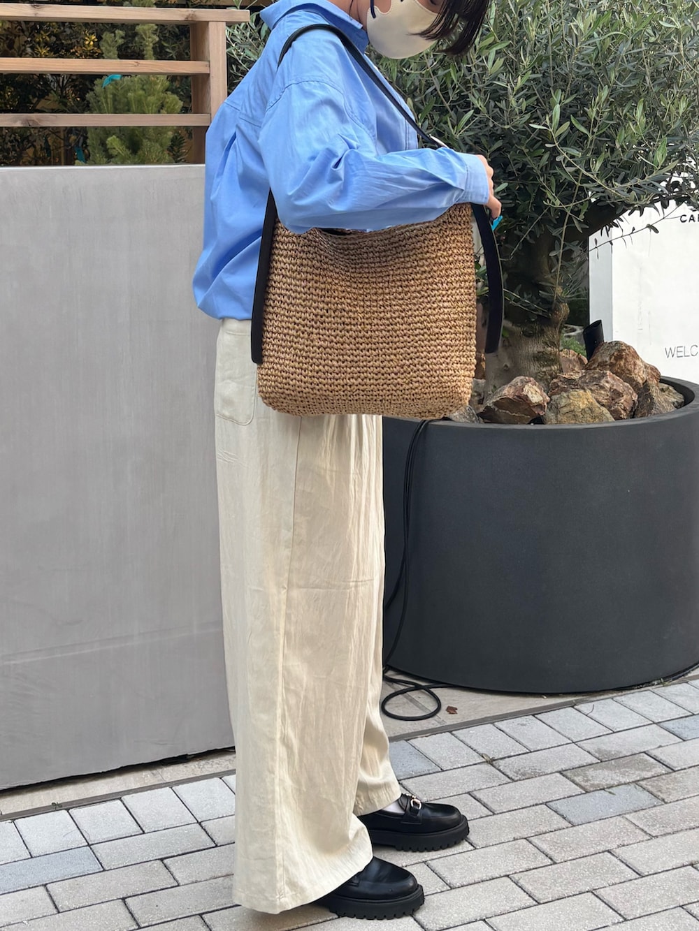 ベージュ系のその他パンツ、ブルー系のシャツ/ブラウスを着用したレディースの春コーディネートの2枚目の写真