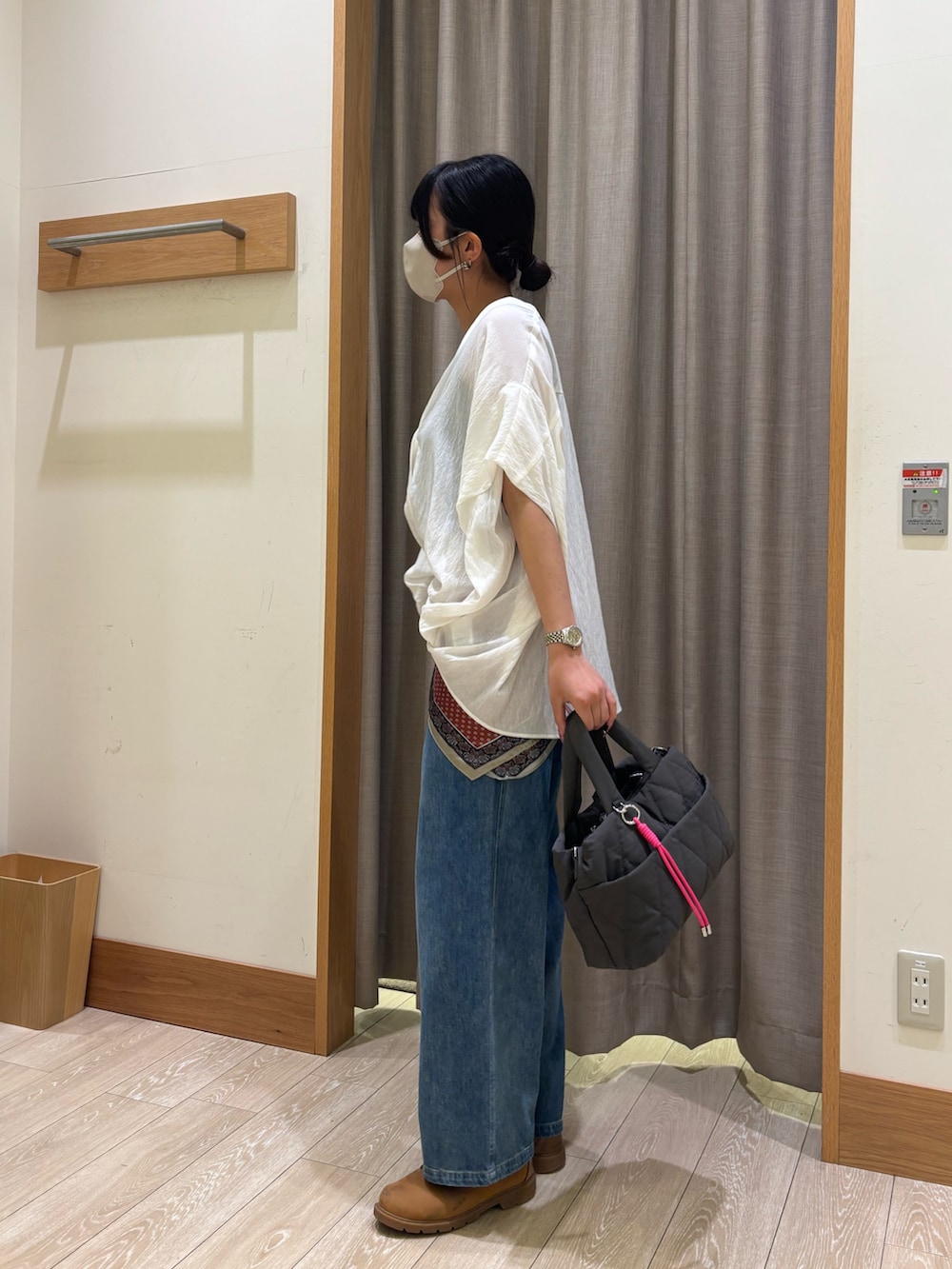 ブラック系のタンクトップ、ホワイト系のシャツ/ブラウス、ブルー系のその他パンツを着用したレディースの夏コーディネートの3枚目の写真