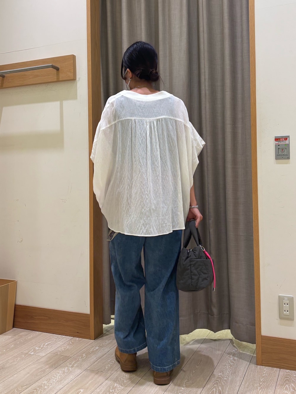 ブラック系のタンクトップ、ホワイト系のシャツ/ブラウス、ブルー系のその他パンツを着用したレディースの夏コーディネートの2枚目の写真