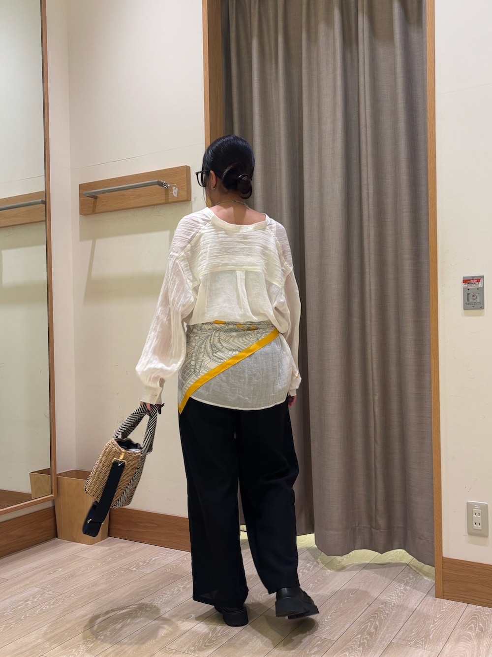 ホワイト系のシャツ/ブラウス、ブラック系のその他パンツ、ベージュ系のかごバッグを着用したレディースの春コーディネートの2枚目の写真