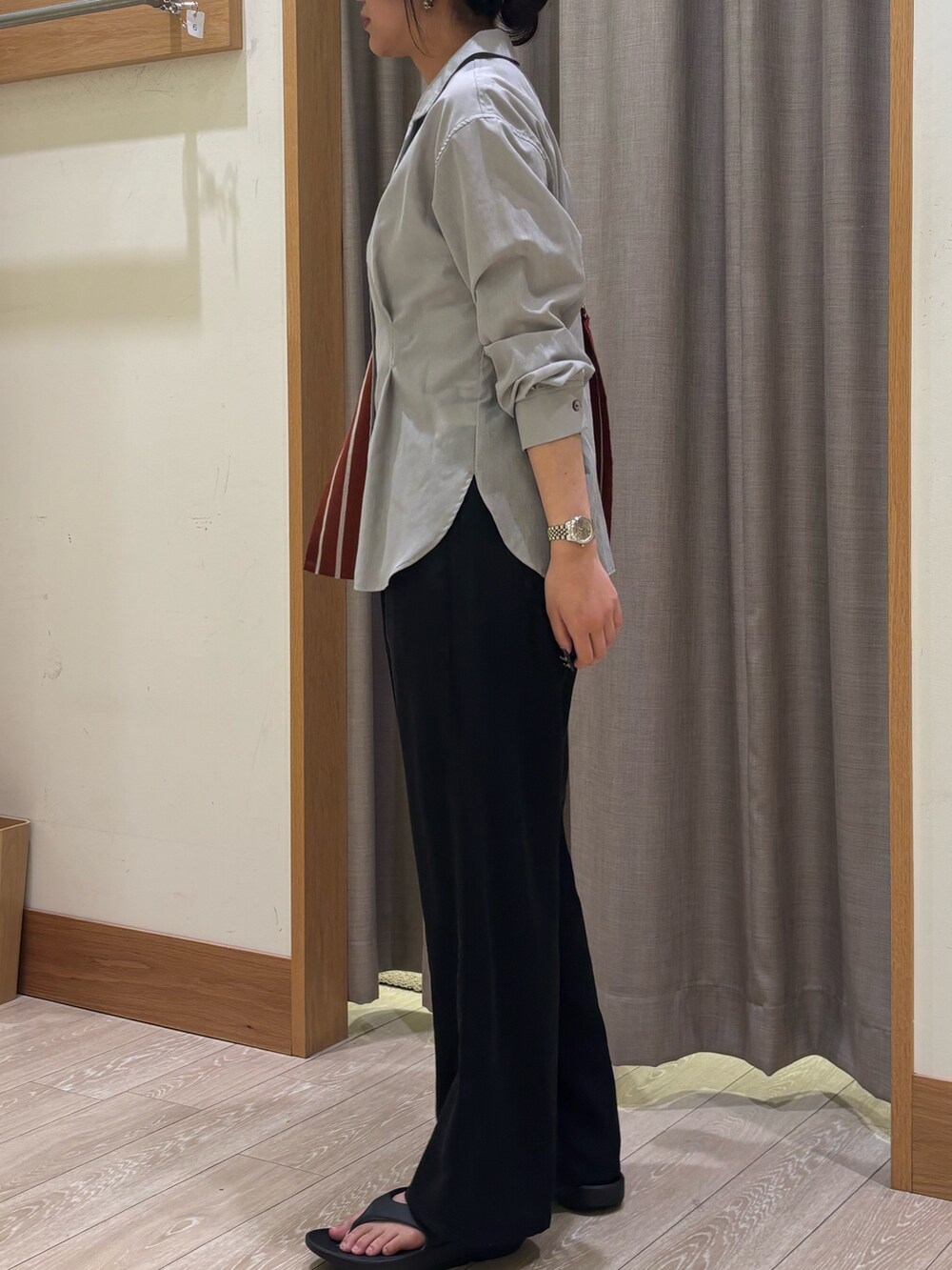 グレー系のシャツ/ブラウス、ブラック系のその他パンツ、ブルー系のトートバッグを着用したレディースの夏コーディネートの2枚目の写真