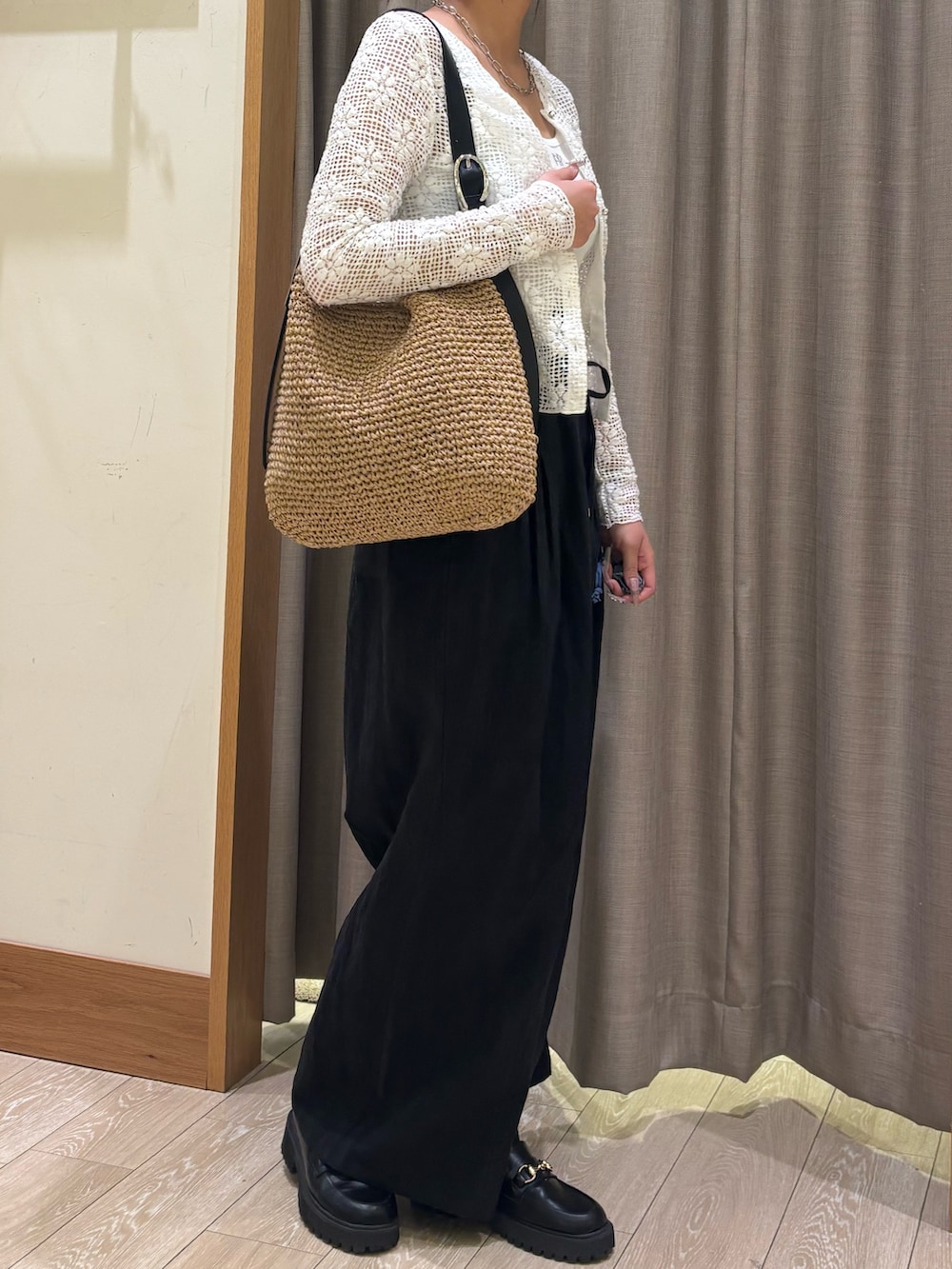 ブルー系のシャツ/ブラウス、ホワイト系のタンクトップ、ベージュ系のその他パンツを着用したレディースの春コーディネートの2枚目の写真