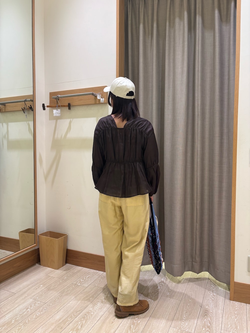 ブラウン系のシャツ/ブラウス、ブラック系のトートバッグ、イエロー系のその他パンツを着用したレディースの春コーディネートの2枚目の写真