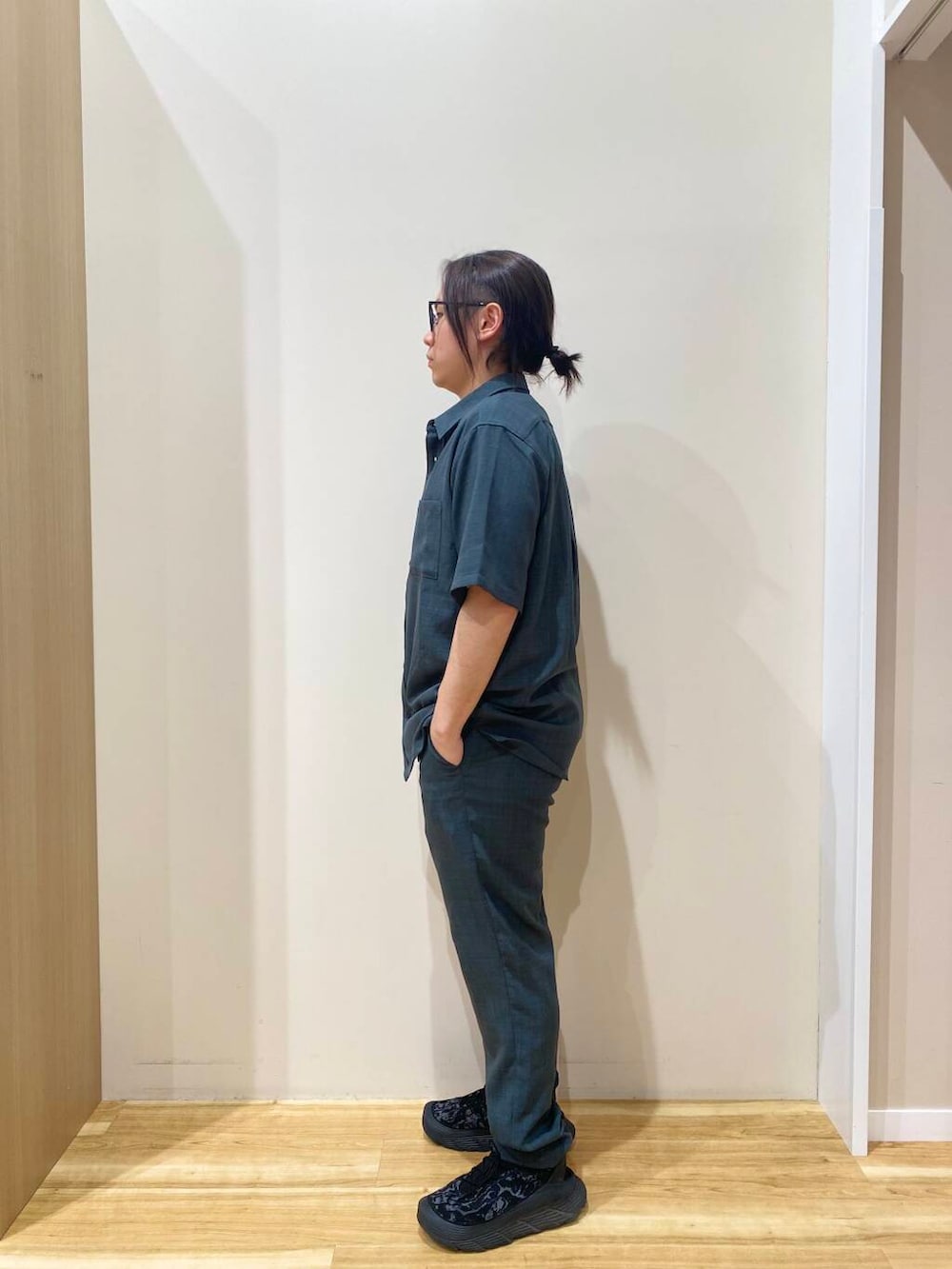 「シンプル、シャツ、セットアップ、カジュアル、パンツ、リネン、夏、UVカット、接触冷感、items、イージーケア、高機能、ウエストがゴム」｜「ITEMS URBANRESEARCHの『XLサイズあり』接触冷感裏メッシュクルーネックtops（Tシャツ/カットソー、ホワイト系）」を使った、YUANさん（メンズ・168cm）の夏コーディネートの2枚目の写真