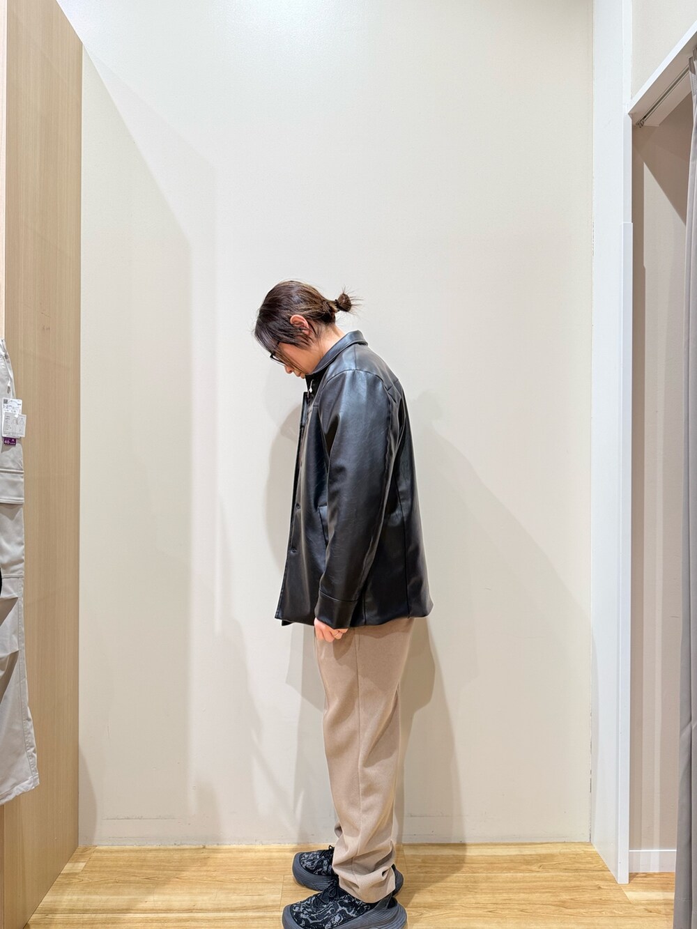 ブラック系のその他アウター、ブラウン系のその他パンツ、ブラウン系のスウェットを着用したメンズの冬コーディネートの2枚目の写真