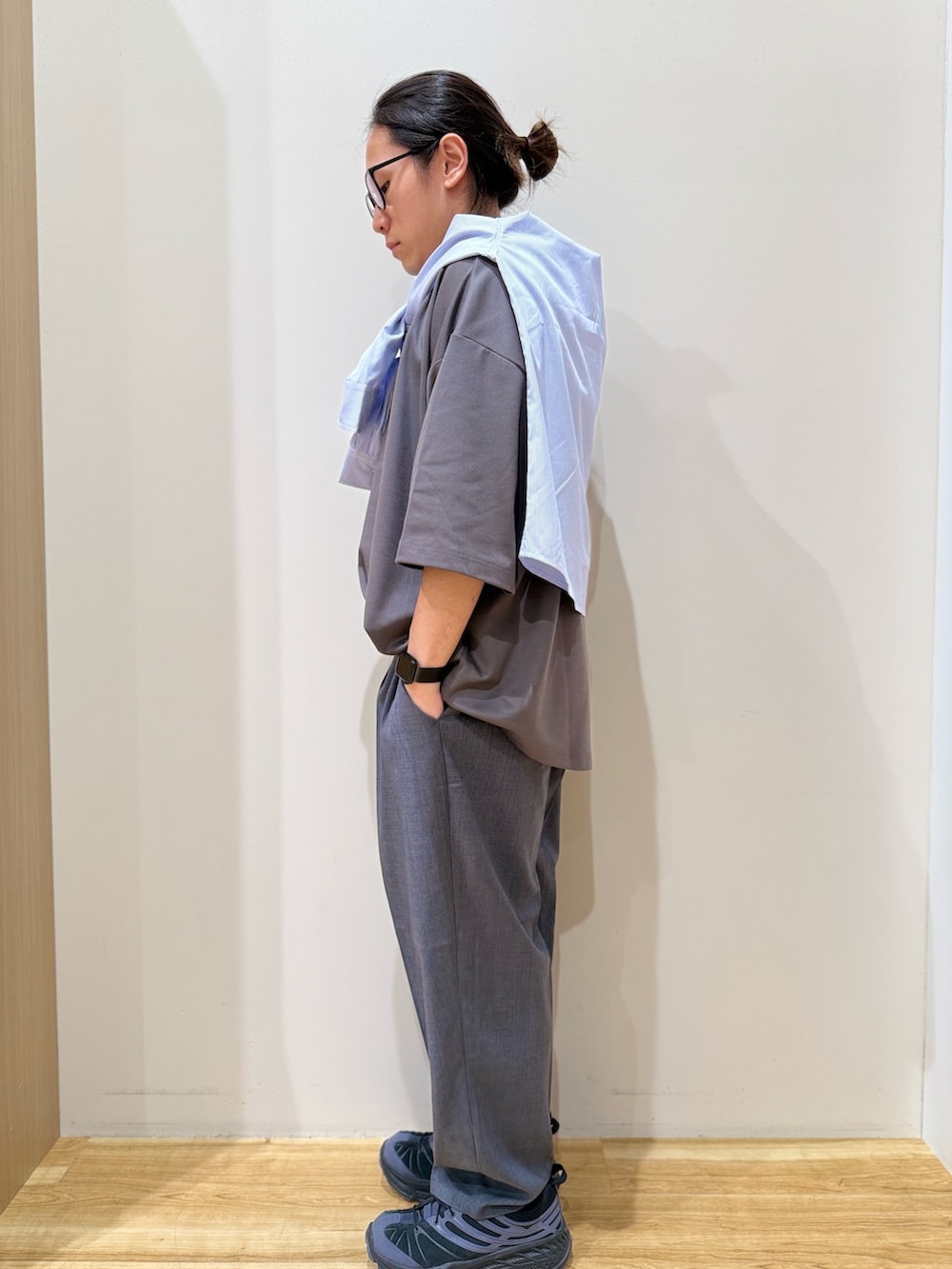 グレー系のその他パンツ、グレー系のTシャツ/カットソー、ブルー系のシャツ/ブラウスを着用したメンズの秋コーディネートの2枚目の写真