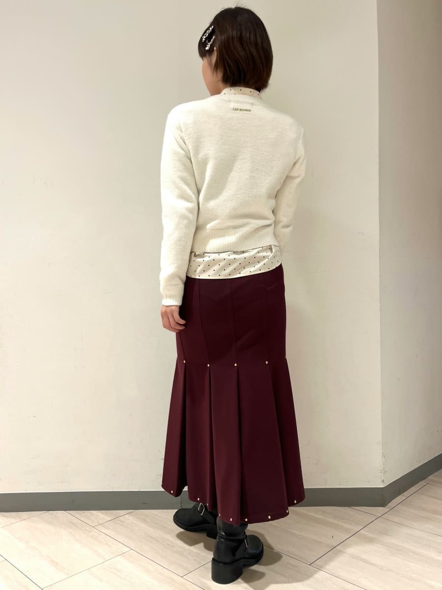 その他のシャツ/ブラウス、イエロー系のトートバッグ、ブラック系のヘアピンを着用したレディースの冬コーディネートの3枚目の写真