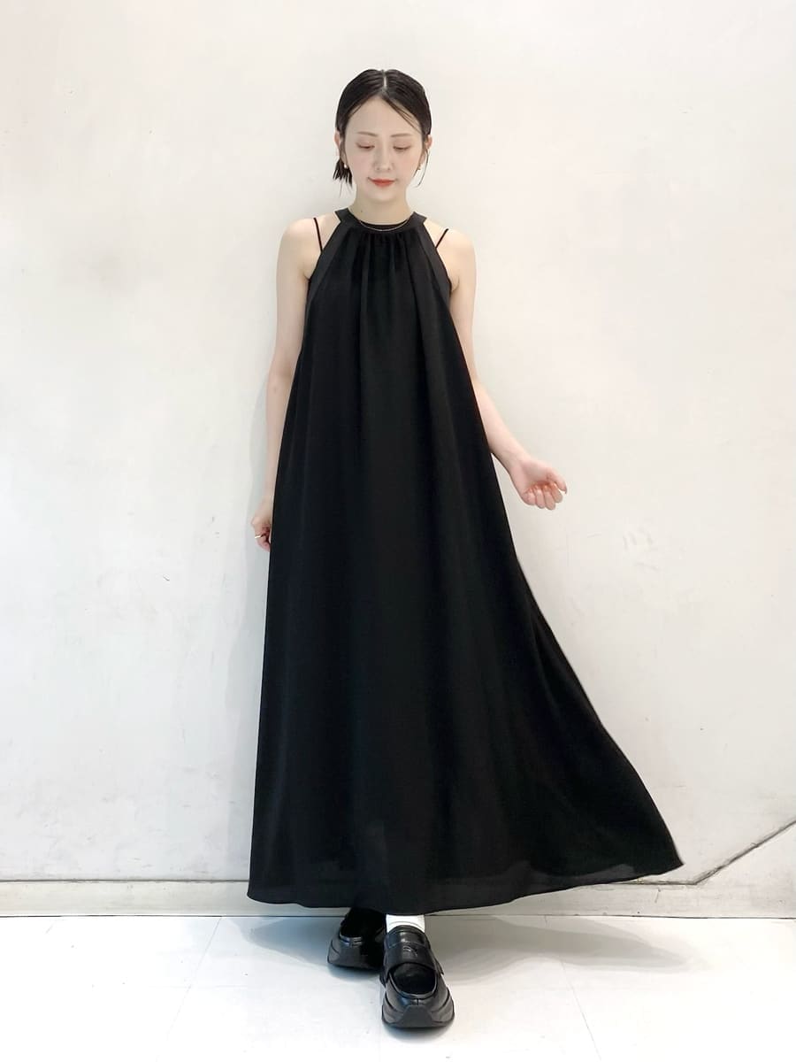 「骨格ウェーブ、イエベ春、イエローベース、モード、リラックス、モノトーンコーデ、低身長コーデ」｜「LILY BROWNのゴールドチェーンショルダーバッグ（ショルダーバッグ、ホワイト系）」を使った、LILY BROWNさん（レディース・154cm）の夏コーディネートの5枚目の写真