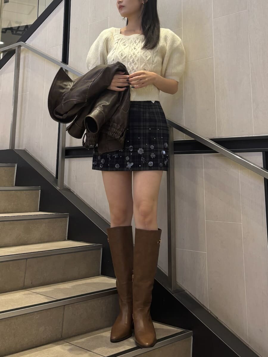 ホワイト系のニット/セーター、その他のスカート、ブラウン系のブルゾンを着用したレディースの秋コーディネートの2枚目の写真
