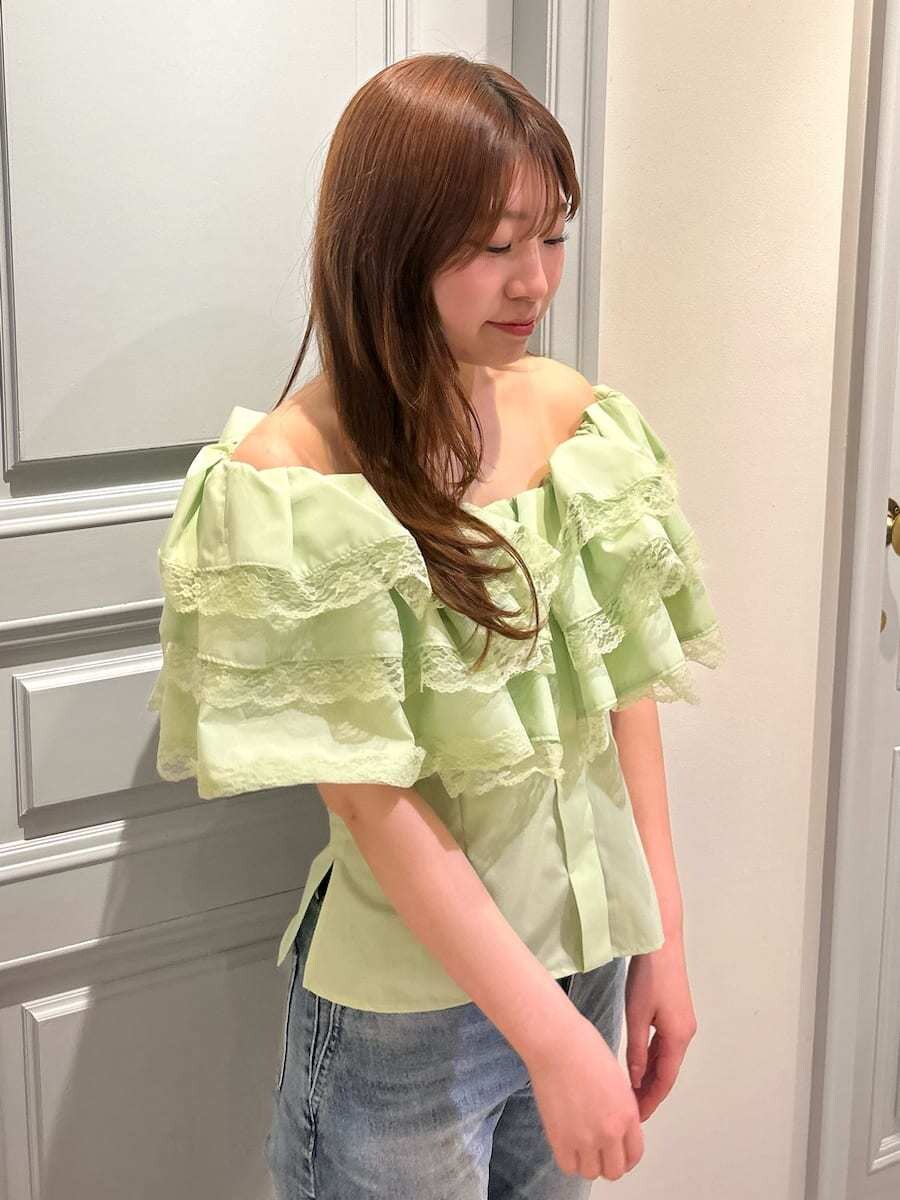 ブルー系のデニムパンツ、グリーン系のシャツ/ブラウスを着用したレディースの春コーディネートの2枚目の写真