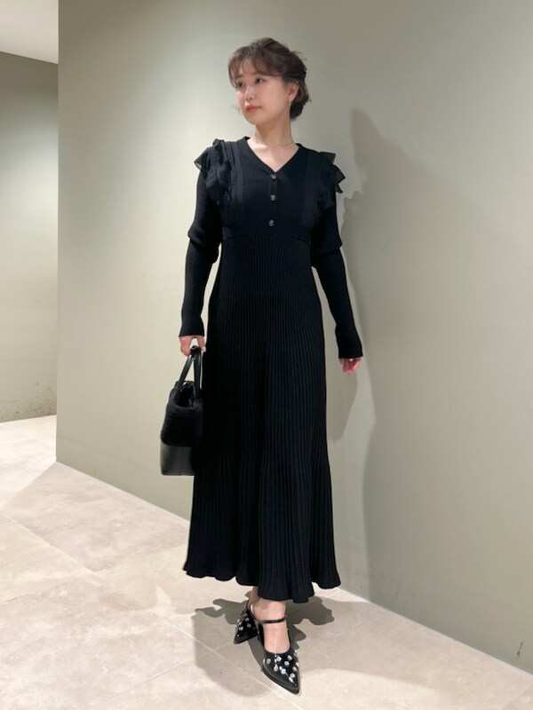 「骨格ストレート、イエベ秋、イエローベース、アウター、ワンピース、モノトーンコーデ、スタイルアップ、カラーコディネート」｜「LILY BROWNのエンブロイダリーコクーンコート（その他アウター、ブルー系）」を使った、LILY BROWNさん（レディース・150cm）の冬コーディネートの8枚目の写真