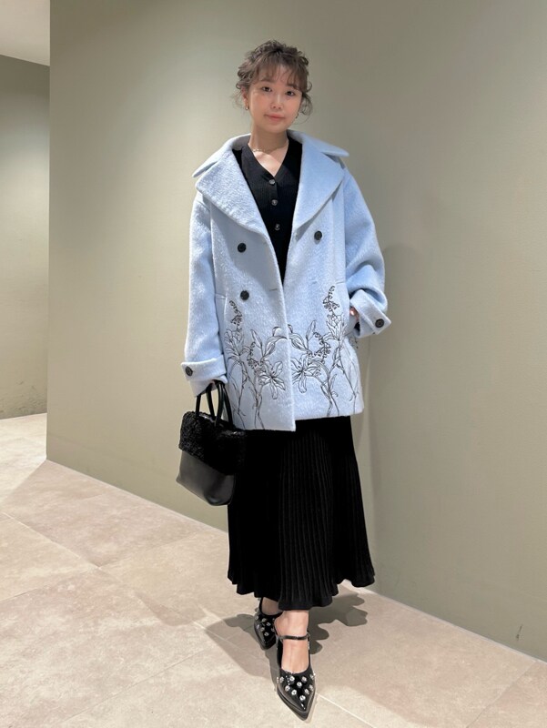 「骨格ストレート、イエベ秋、イエローベース、アウター、ワンピース、モノトーンコーデ、スタイルアップ、カラーコディネート」｜「LILY BROWNのエンブロイダリーコクーンコート（その他アウター、ブルー系）」を使った、LILY BROWNさん（レディース・150cm）の冬コーディネートの10枚目の写真