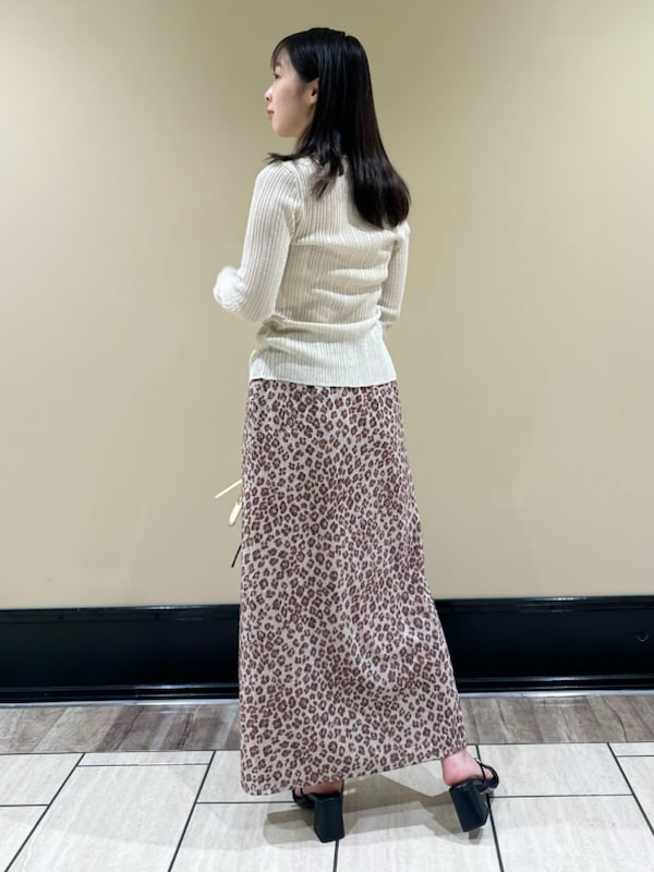 「春コーディネート、透けトップス、スカート、ヴィンテージファッション、柄アイテム」｜「LILY BROWNのランダムリブペプラムポロニット（ニット/セーター、ホワイト系）」を使った、LILY BROWNさん（レディース・155cm）の春コーディネートの4枚目の写真