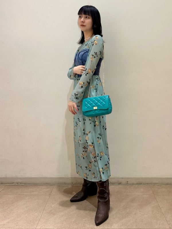 LILY BROWNさんの「ビスチェセットシアーワンピース（LILY BROWN）」を使ったコーディネートの3枚目の写真
