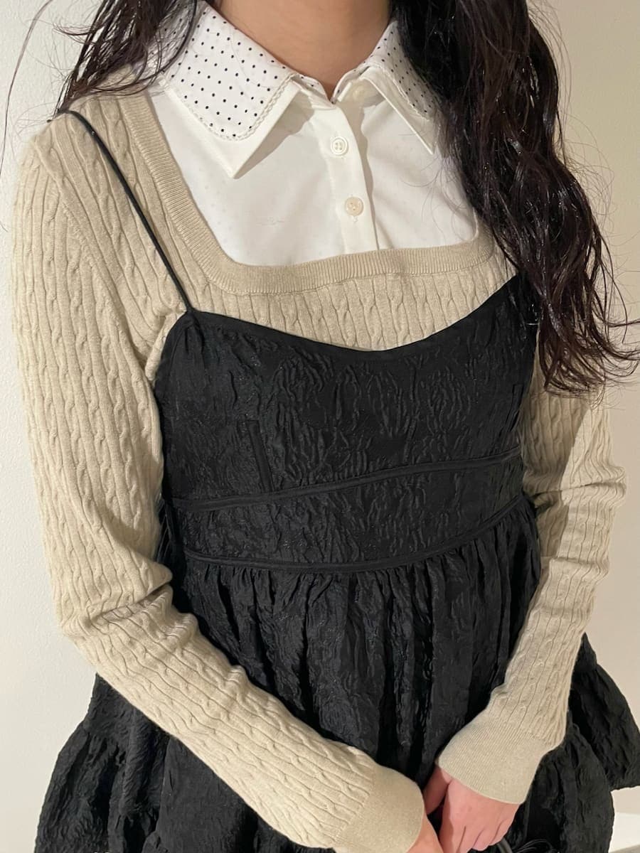 ホワイト系のトートバッグ、イエロー系のブーツ、ブラック系のワンピースを着用したレディースの冬コーディネートの6枚目の写真