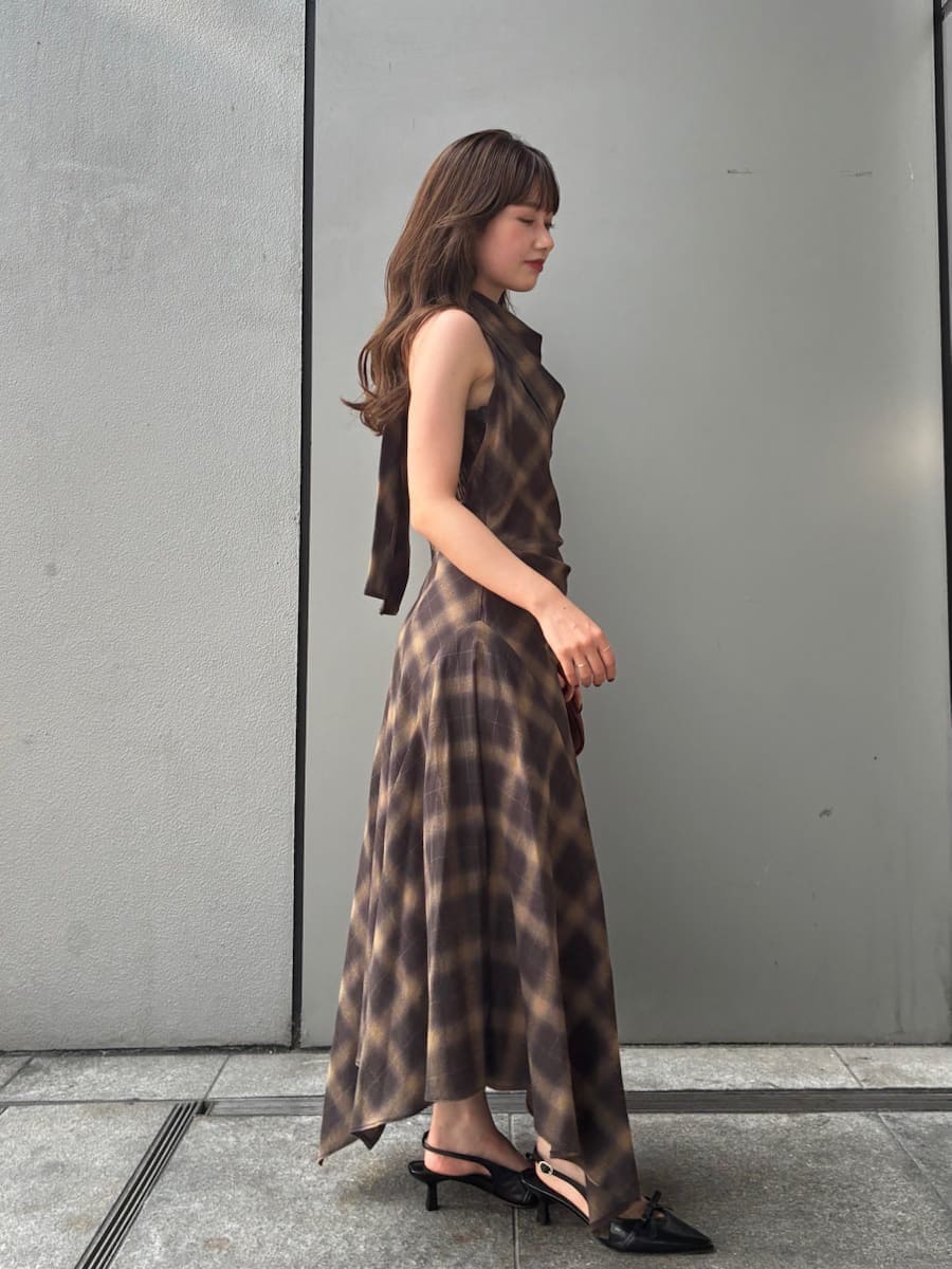 ブラウン系のワンピース、ブラック系のパンプスを着用したレディースの夏コーディネートの5枚目の写真